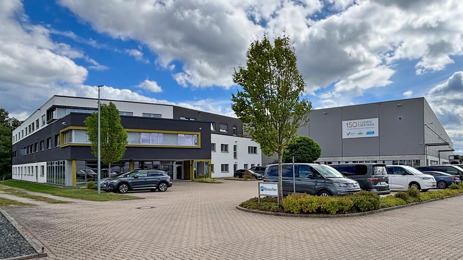 Erweiterung eines Bürogebäudes mit Industriehalle